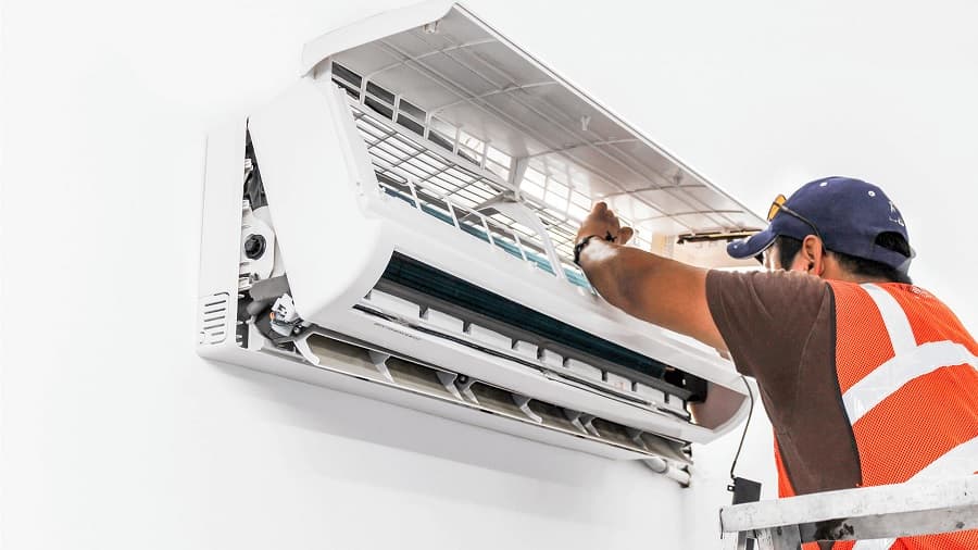 Técnico da EDS Refrigeração trabalhando